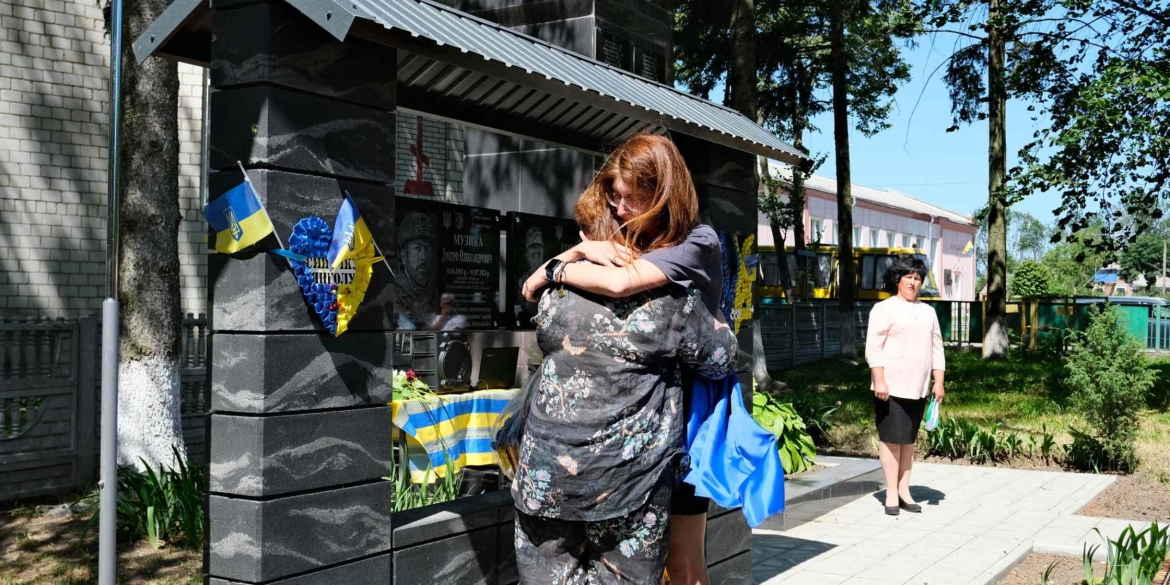 У Липовецькій громаді відкрили меморіальну дошку 31-річному загиблому земляку