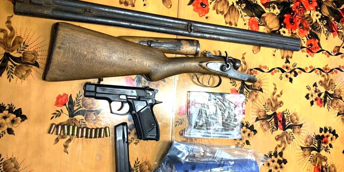У мешканця Гайсинського району поліцейські вилучили зброю та набої