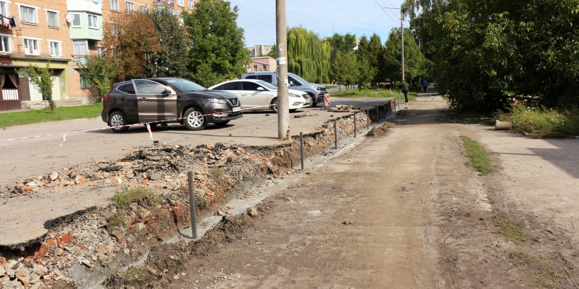 У місті Бар розпочали ремонт тротуару біля ринку на Кривоноса