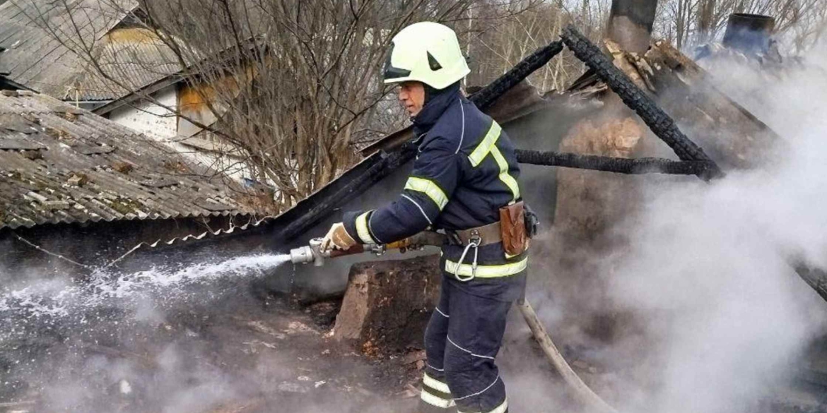 У Могилеві-Подільському горів виробничий цех, а у Жмеринському районі - гараж з авто