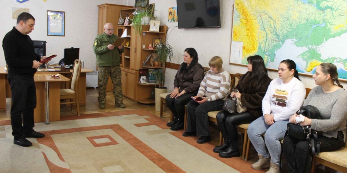 У Могилеві-Подільському вручали посмертні нагороди рідним трьох загиблих Героїв