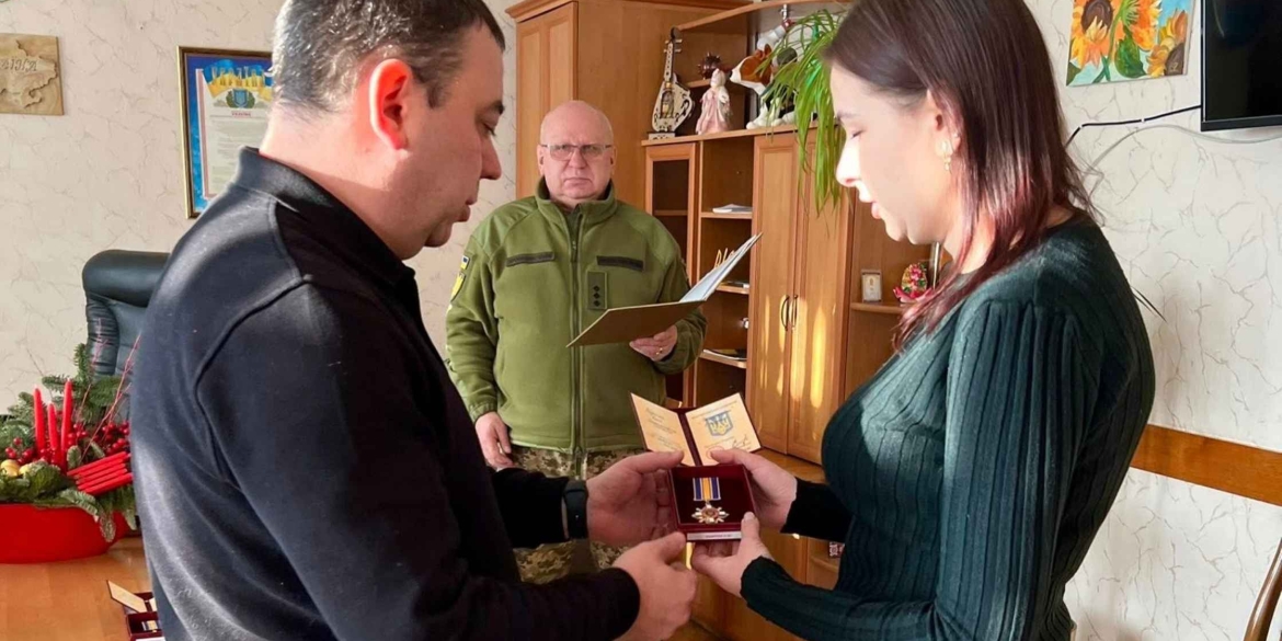 У Могилеві-Подільському вручили дві нагороди рідним загиблих на фронті захисників