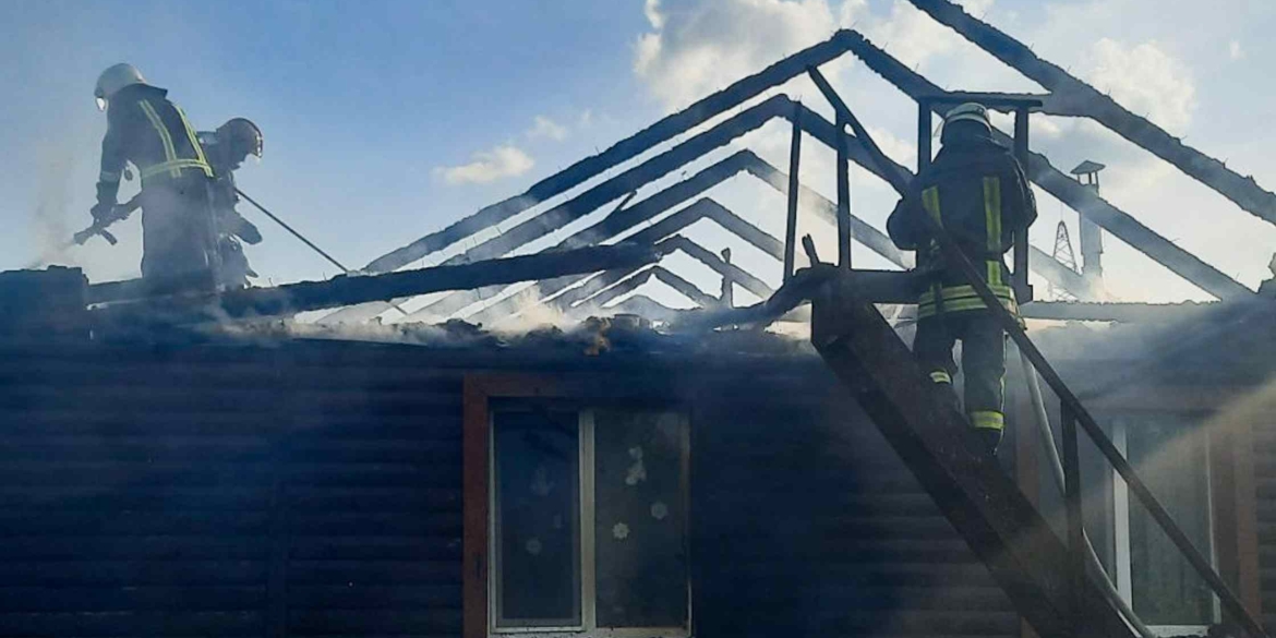 У Могилів-Подільському районі згорів дах житлового будинку