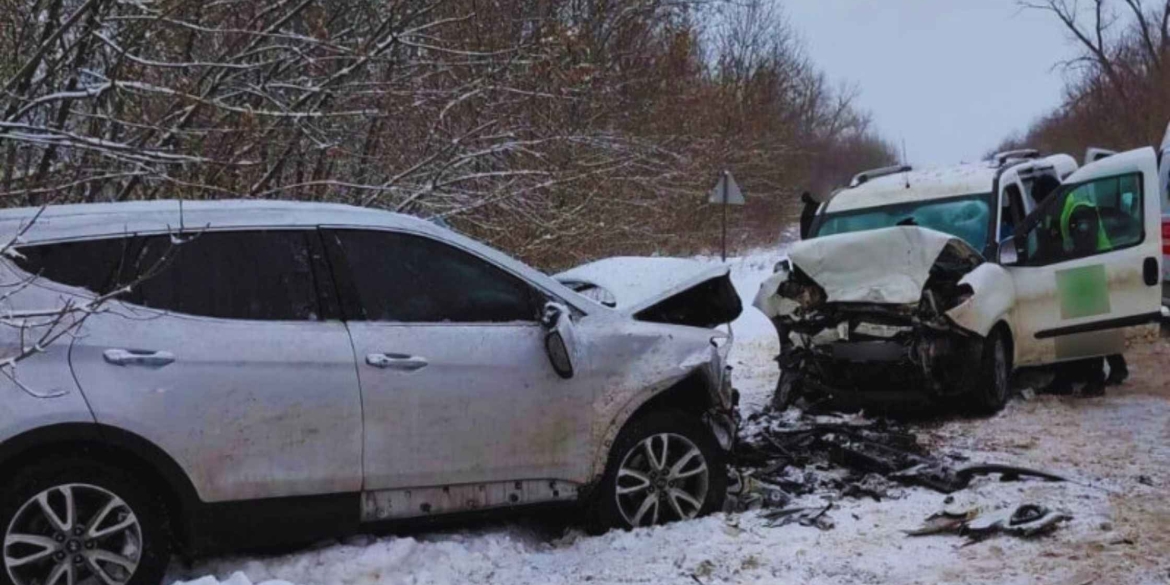 У Могилів-Подільському районі зіткнулись на трасі два легковики - один з водіїв загинув