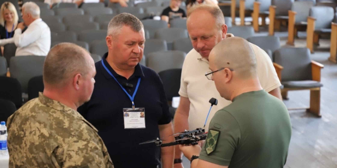 У Мурафі команда гуманітарного штабу передала 15 FPV-дронів військовій частині
