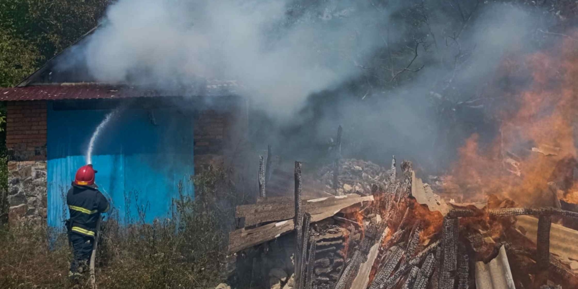 У Немирівської громади загорілася суха трава, а згодом і господарські будівлі