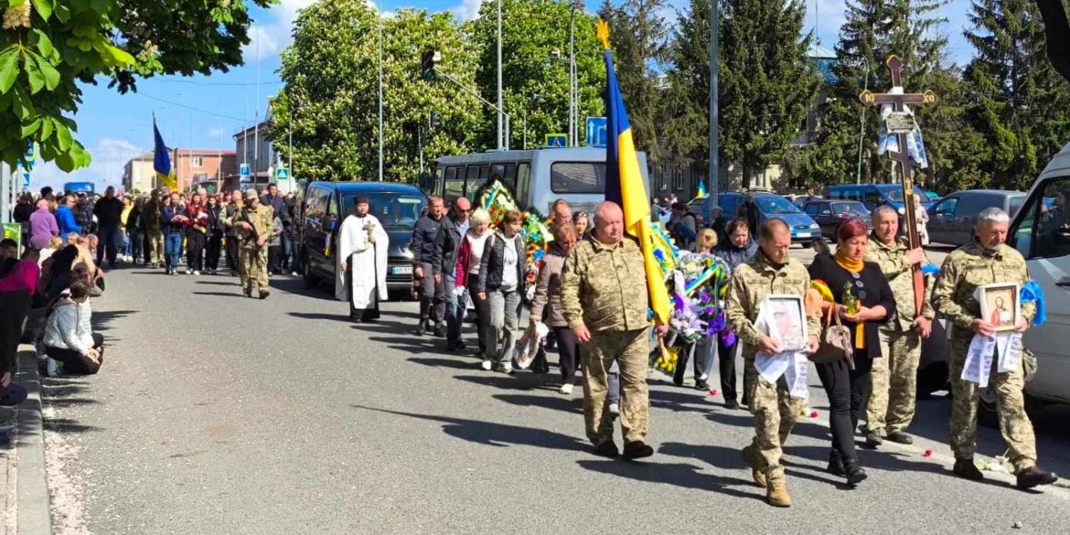 У Немирові “живим коридором” зустріли загиблого на фронті земляка
