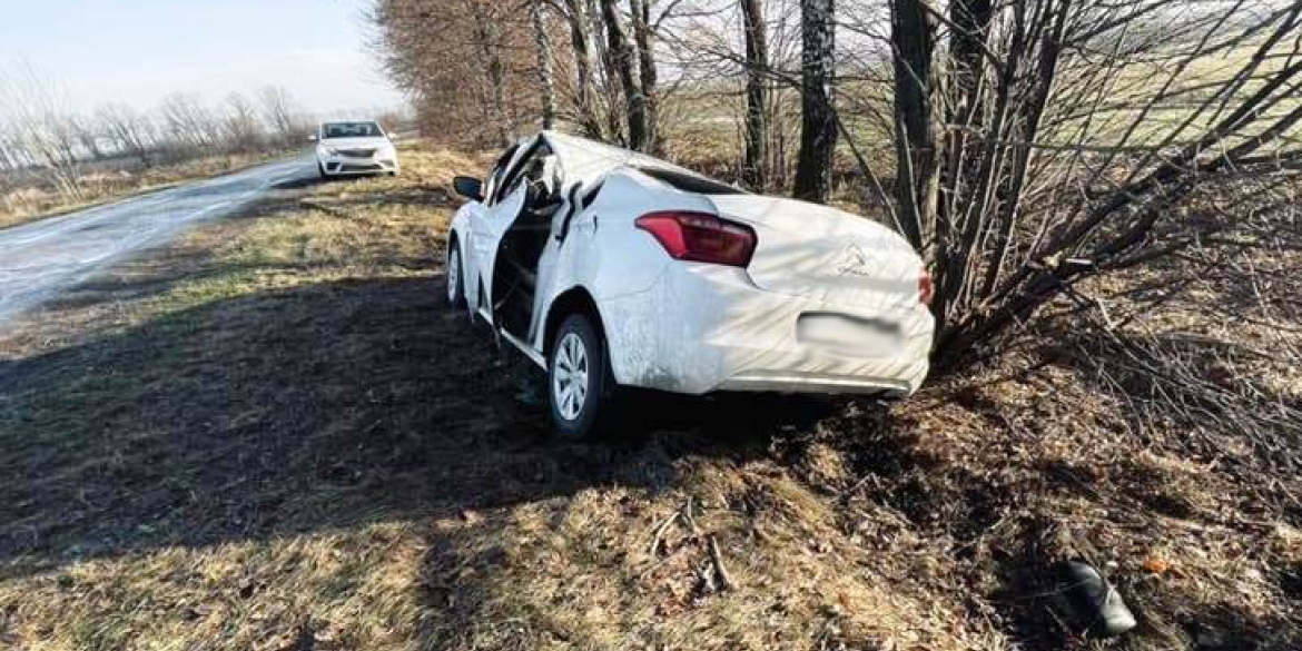 У Погребищенській громаді водій Citroen злетів у кювет: троє людей постраждали