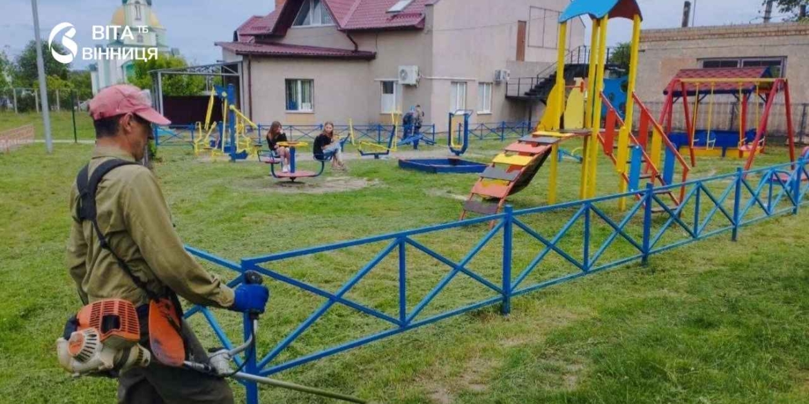 У приватному секторі Вінниці розпочали ремонт дитячих майданчиків