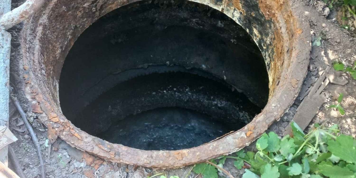У Сабарові виявили незаконну вигрібну яму з автомобільних шин