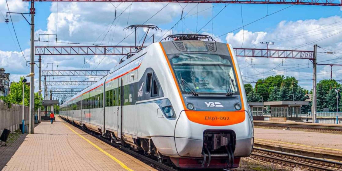 У серпні через Вінницю продовжать курсувати додаткові літні поїзди