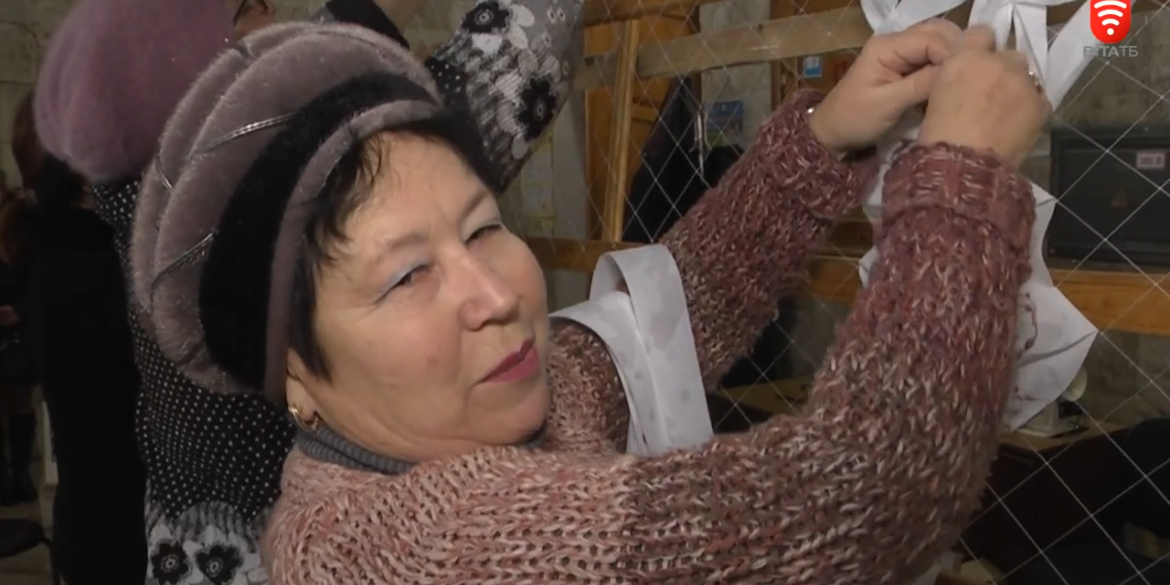 У Шаргороді майже два роки плетуть маскувальні сітки на фронт