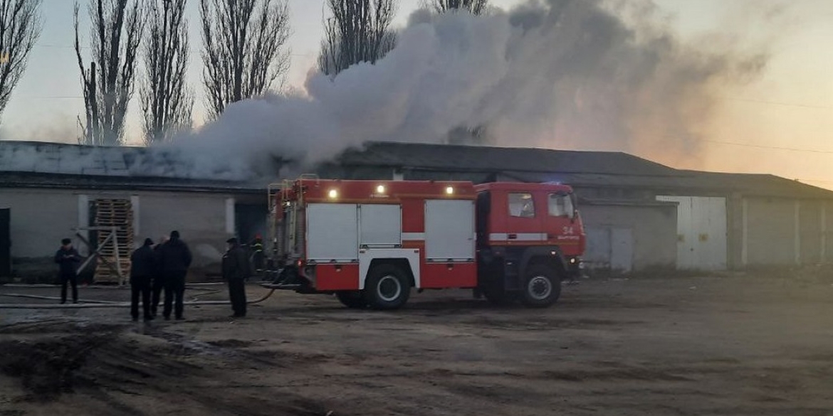 У Шаргороді загорівся склад: вогонь знищив товари, палети та техніку