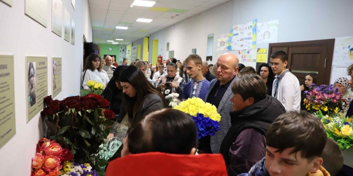 У Сосонському ліцеї відкрили меморіальний стенд на честь загиблих Героїв