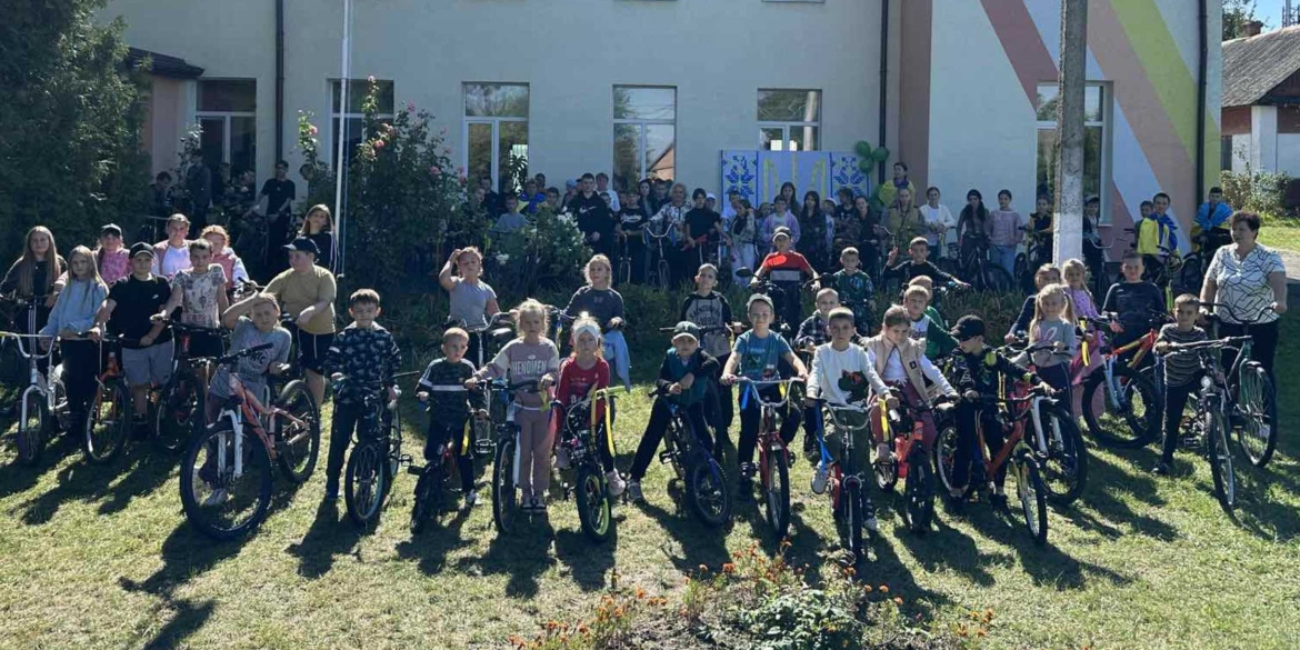 У Стадницькій гімназії з’явилась сучасна велопарковка