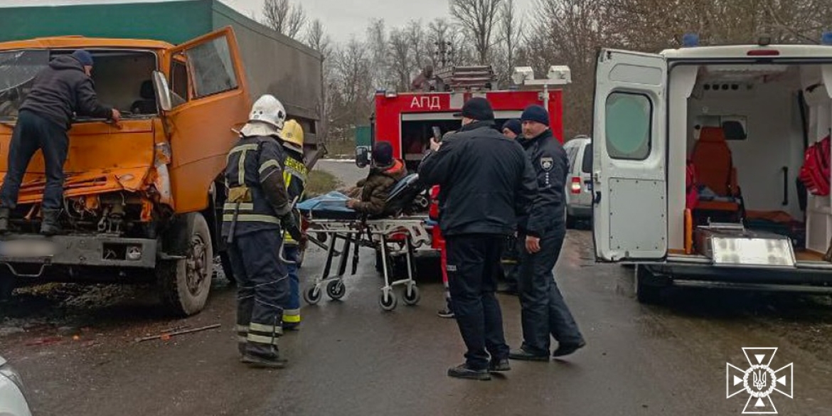 У Теплицькій громаді рятувальники дістали з понівеченого автомобіля водія