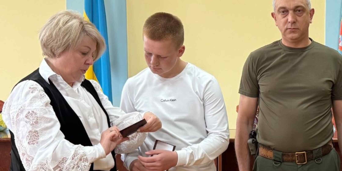 У Теплику син загиблого воїна отримав батьківську нагороду