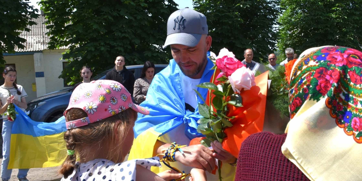 У Тростянецькій громаді квітами зустріли земляка, який повернувся з полону