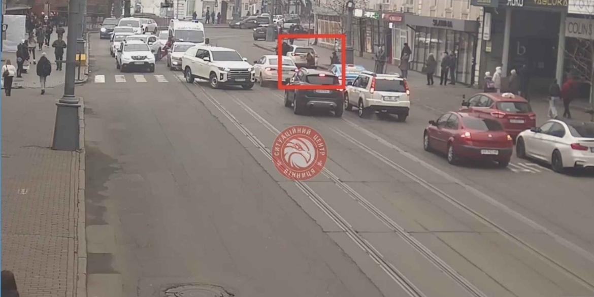 У центрі Вінниці автомобіль збив дівчину на пішохідному переході