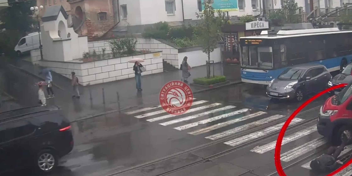 У центрі Вінниці автомобіль збив перехожого на милицях