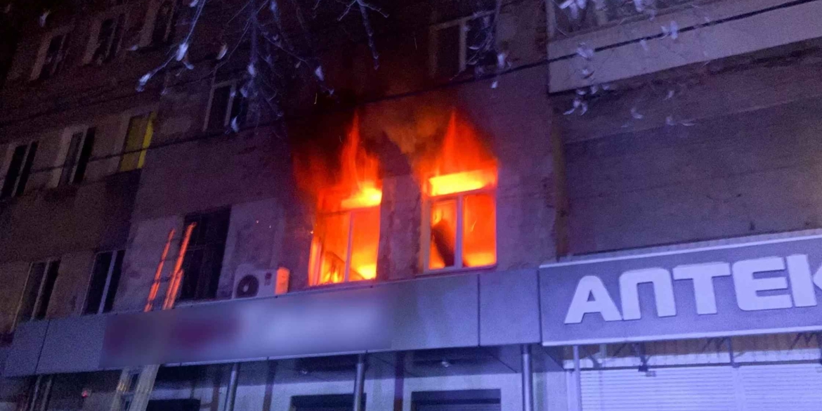 У центрі Вінниці горіла квартира на другому поверсі чотириповерхівки