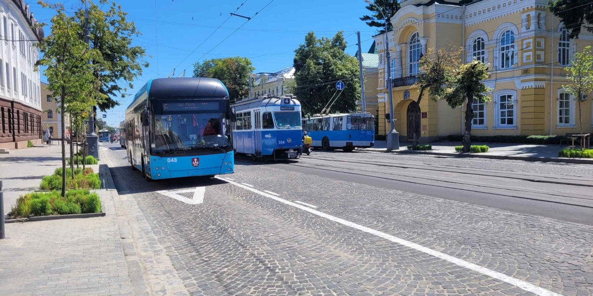 У центрі Вінниці з’явилася виділена смуга для тролейбусів і автобусів