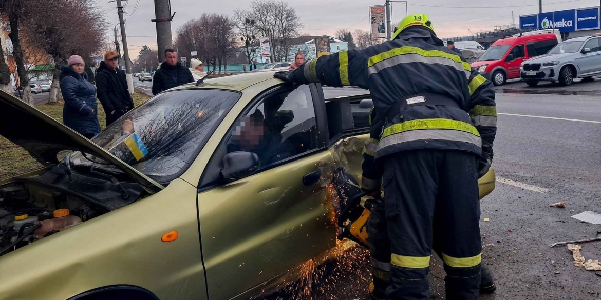 У Тульчині рятувальники деблокували людей з пошкодженого в аварії авто
