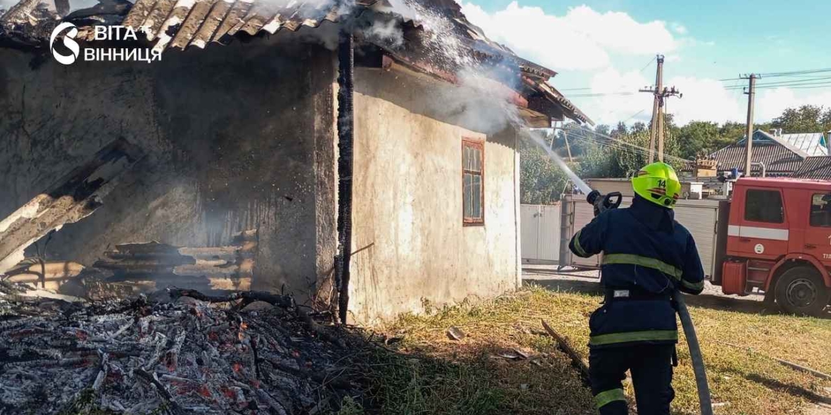 У Тульчинському районі вогонь перекинувся з поля на дах будинку