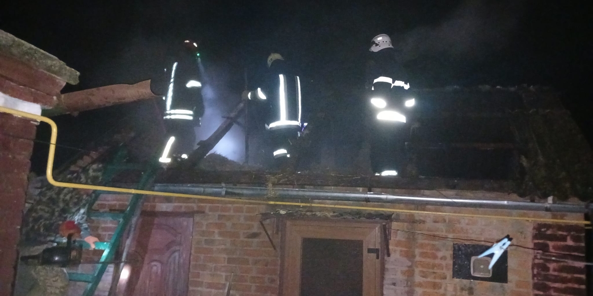 У Турбові рятувальники загасили пожежу - горіла літня кухняУ Турбові рятувальники загасили пожежу - горіла літня кухня