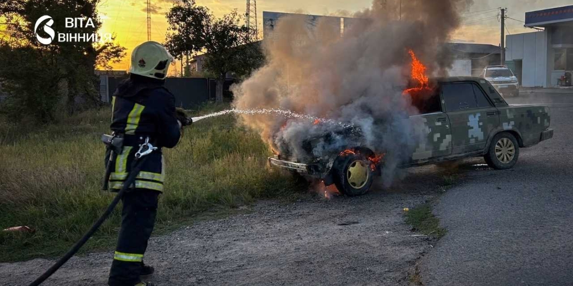 У Тиврові спалахнув легковик, а в Оратівській громаді вогонь знищив 200 кг соломи