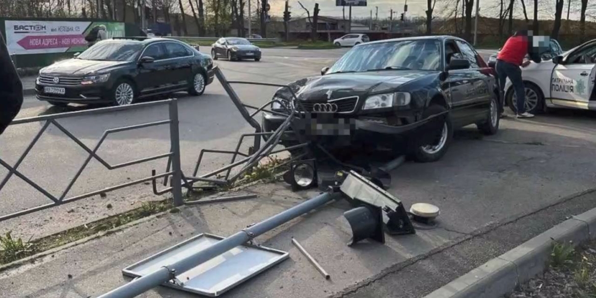 У Вінниці 74-річний водій збив огорожу і світлофор