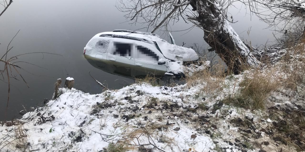 У Вінниці автомобіль Duster злетів з дороги у водойму - водій загинув на місці