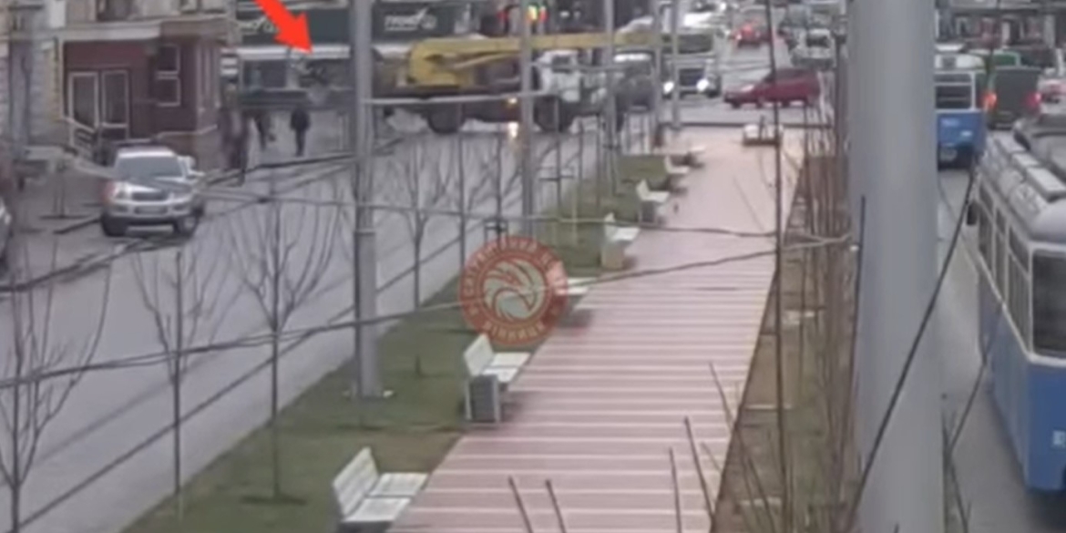 Аварія у Вінниці: автомобіль МАЗ в'їхав у світлофор