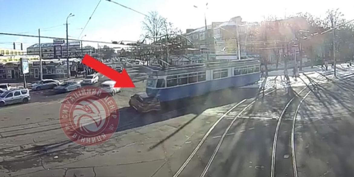 У Вінниці біля Урожаю Honda зіткнувся з трамваєм