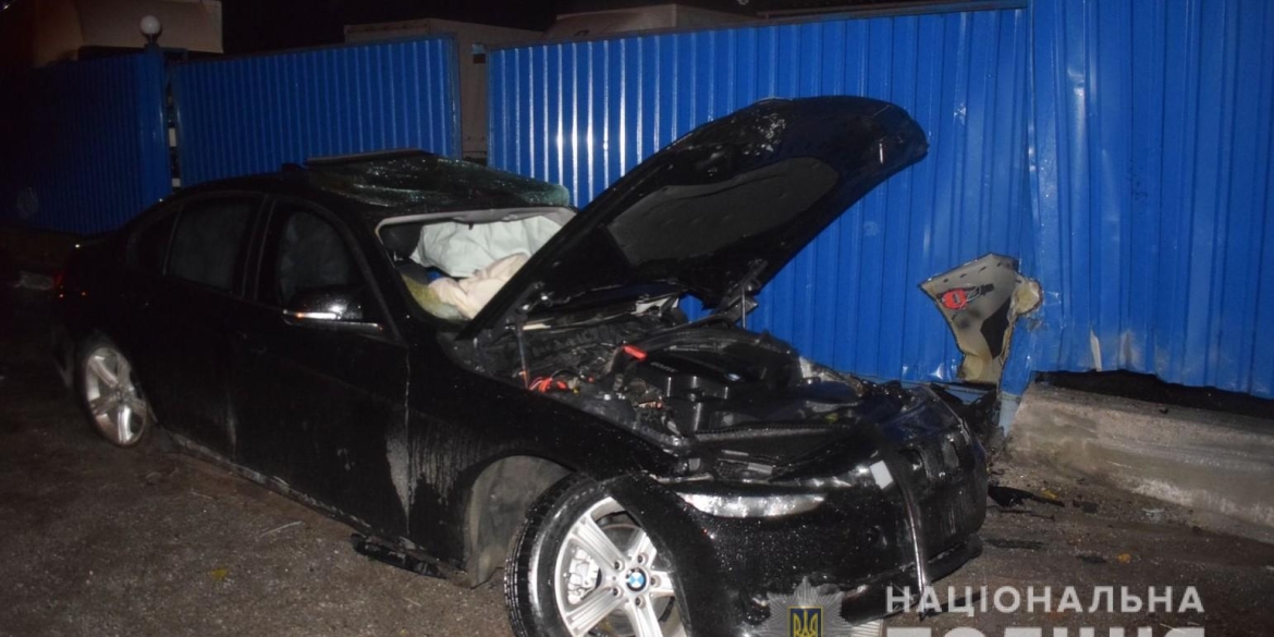 У Вінниці BMW в'їхало у паркан - водійка загинула, пасажир у лікарні