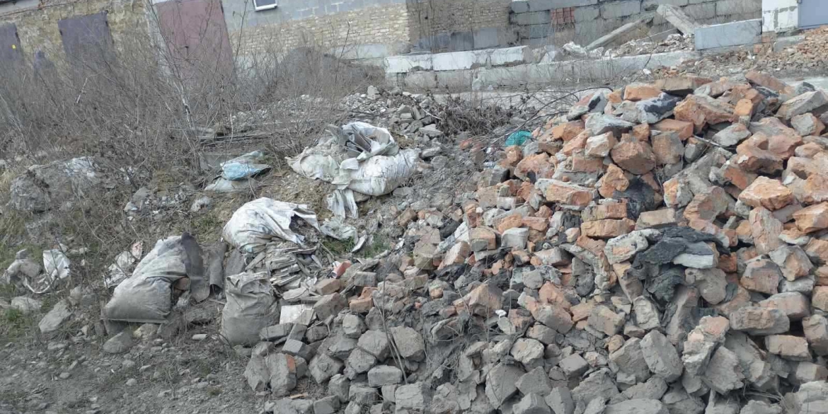 Будівельні відходи у Вінниці чоловік викинув на території гаражного кооперативу