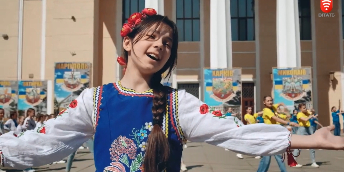 У Вінниці діти влаштували флешмоб «Україна – понад усе!» на підтримку військових