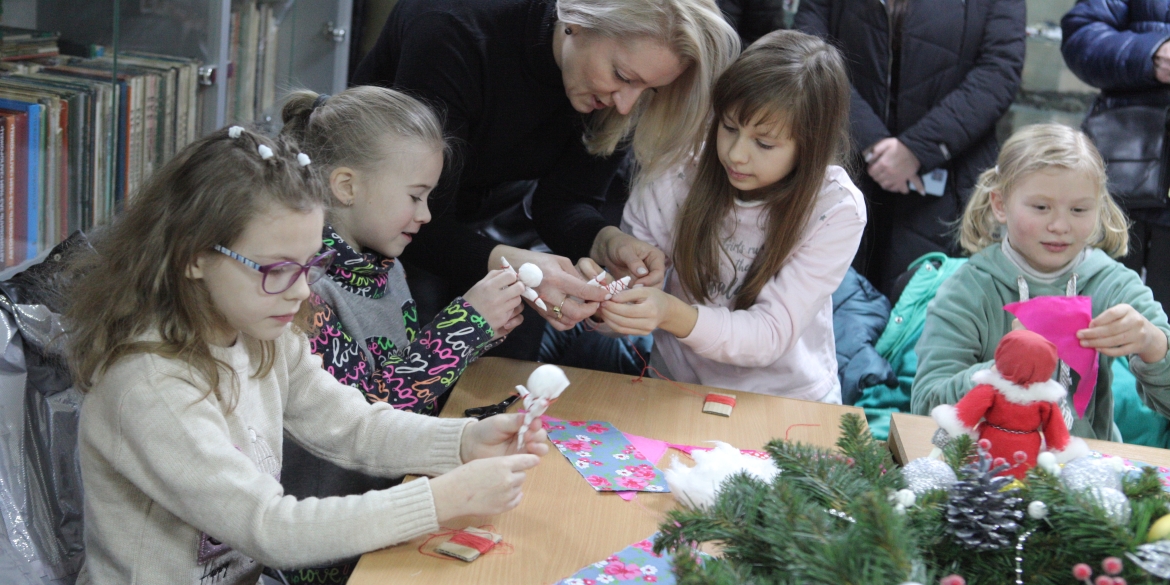 У Вінниці для дітей-сиріт влаштували майстер-клас з виготовлення ляльки-мотанки