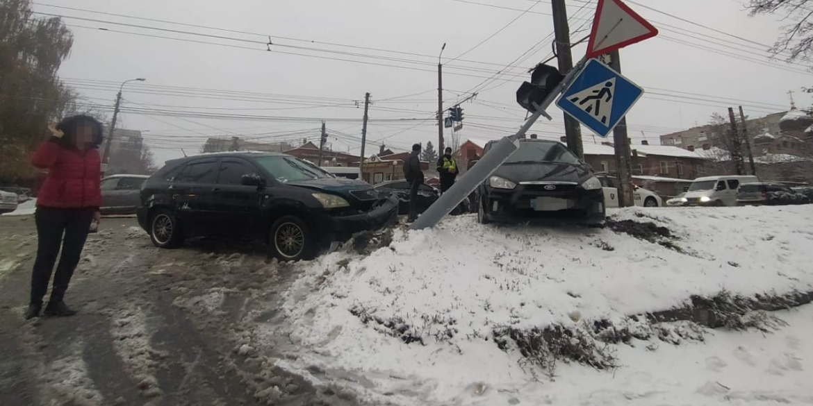 У Вінниці Ford підбив Lexus, а той - в'їхав у світлофор