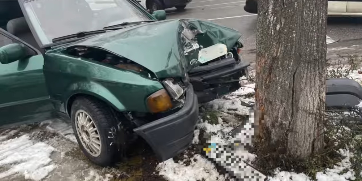 У Вінниці Honda зіткнулась з Ford - той від удару влетів у дерево