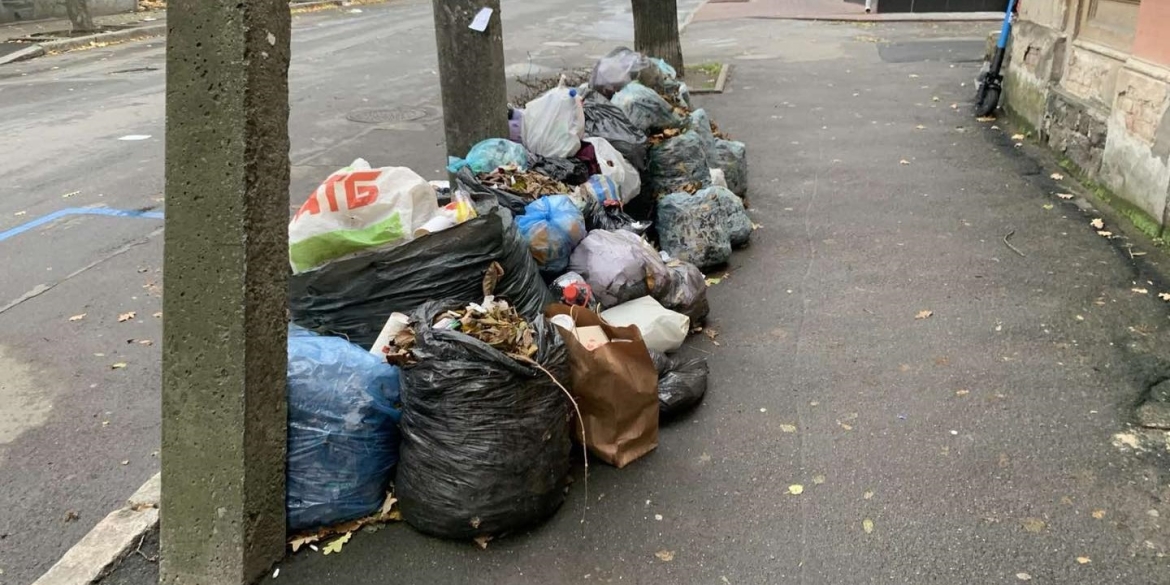У Вінниці на Архітектора Артинова зробили смітник посеред тротуару