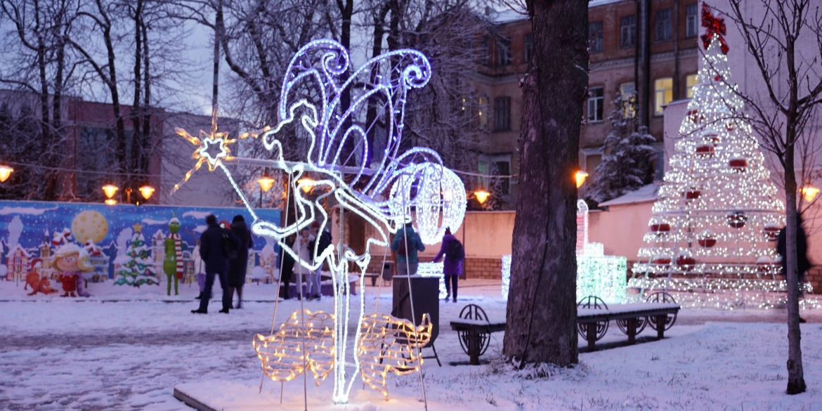 У Вінниці на Майдані Незалежності встановили яскраві новорічні фотозони