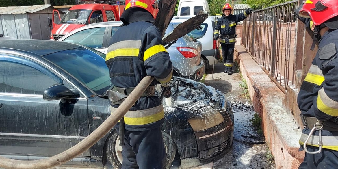 У Вінниці на парковці загорівся автомобіль вогонь приборкали пожежники