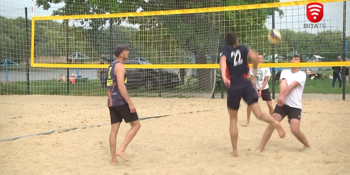 У Вінниці на пляжі Хімік влаштували благодійний волейбольний матч