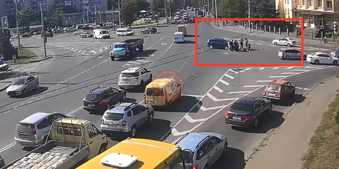У Вінниці на Привокзальній автомобіль Mazda зіткнувся з мопедом