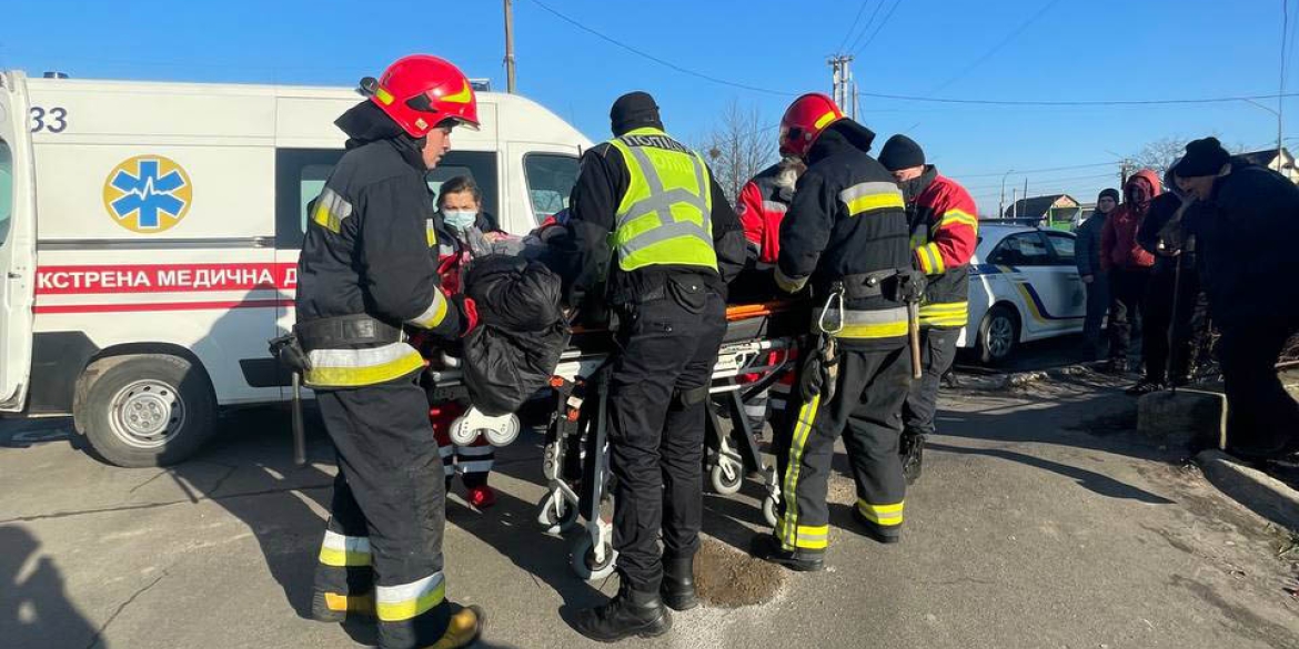 У Вінниці на Привокзальній сталася аварія - в автомобілі затисло жінку