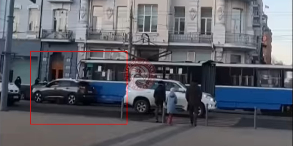 У Вінниці на Соборній автомобіль Peugeot зіткнувся із трамваєм
