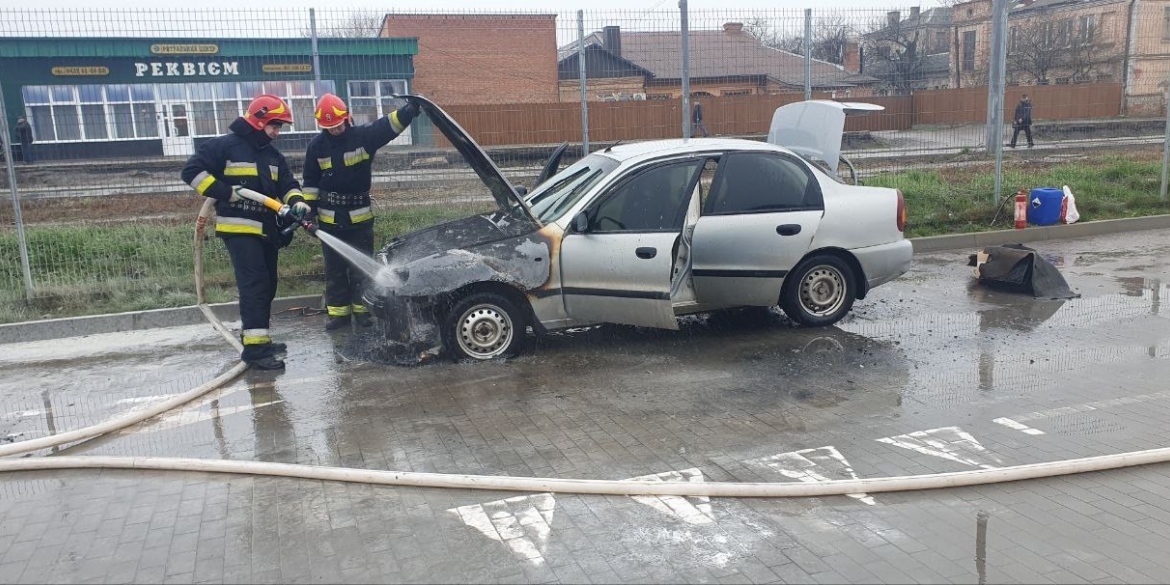 У Вінниці на території торгового центру спалахнув автомобіль