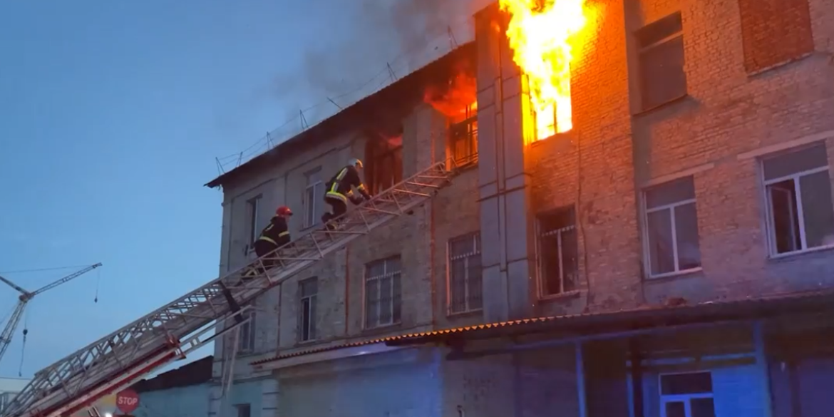 У Вінниці на Тяжилові загорілось приміщення - людей евакуювали