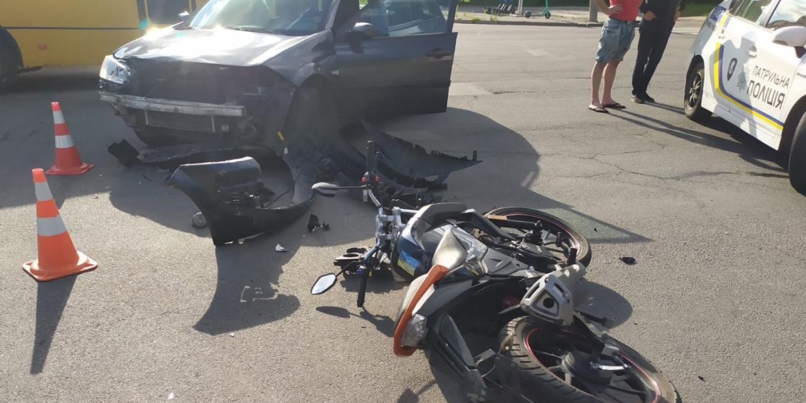 У Вінниці на Вишеньці водій Renault зіткнувся з мотоциклом